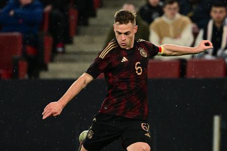 MITTELFELD: Joshua Kimmich (FC Bayern München) - Note 4,0 - Wirkte nach dem Aus von Bezugsperson Nagelsmann beim FC Bayern diesmal nicht befreit - und das, obwohl er diesmal als Kapitän randurfte. So bemüht er war, das Spiel anzutreiben, so fehlerhaft agierte er zuweilen. Auch seine Standards kamen schonmal besser.