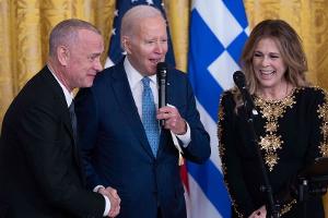 Tom Hanks und Ehefrau Rita Wilson feiern mit Joe Biden im Weißen Haus