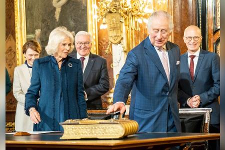 Königspaar Charles und Camilla: Gut gelaunt und volksnah in Hamburg Königspaar Charles und Camilla: Gut gelaunt und volksnah in Hamburg