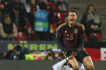 Felix Nmecha (ab 32.) - Note: 3,0 - Kam durch die Verletzung von Goretzka unverhofft früh am Abend zu seinem Länderspieldebüt. Machte seine Sache aber gut. Wirkte giftig im Pressing und hatte auch spielerisch gute Phasen. Neben Can einer der besten Zweikämpfer.