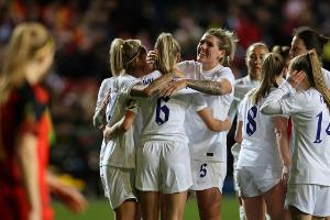 Englands Fußballerinnen künftig mit dunklen Hosen