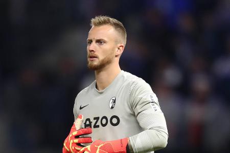 SC Freiburg - TOR: Mark Flekken - Note: 3,0 - Leistete sich bei hohen Bällen vereinzelte Wackler und hätte beinahe einen Gegentreffer verschuldet (45.). Die leichten Bälle hielt er aber sicher. Stoppte kurz vor der Pause einmal einen Bayern-Konter mit einer starken Reaktion.