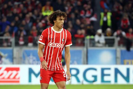 ABWEHR: Kiliann Sildillia - Note: 3,5 - Stand bei Spielverlagerungen auf seiner Seite wiederholt nicht gut und fand gegen Sané insgesamt zunächst nur selten Antworten. Steigerte sich nach der Pause allerdings deutlich. Wurde dann auch am Ball ruhiger.