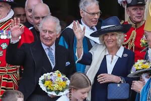 Beim Royal-Maundy-Gottesdienst: Charles verteilt seine Silbermünzen