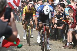Van der Poel gewinnt Paris-Roubaix - Degenkolb stürzt