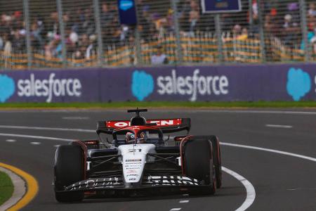 Nyck de Vries (AlphaTauri) - Note 5,0 - Der Rookie hat vor allem in den ersten beiden Rennen einen hohen Preis gezahlt. Auf einer Runde fehlen de Vries rund drei Zehntel auf seinen eigenen Teamkollegen. In Melbourne bekam er einen neuen Unterboden, an Tsunoda brachte ihn aber auch dieses Upgrade nicht vorbei. Immerhin spülte es ihn erstmals in Q2. Dass er kurz vor Schluss von Sargeant abgeschossen wurde, kann man ihm nicht ankreiden.