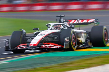 Kevin Magnussen (Haas) - Note 4,5 - Bislang ist es eine bittere Saison für den Dänen, der im direkten Duell mit Hülkenberg klar den Kürzeren zieht. Ohne seinen zehnten Platz in Saudi-Arabien sähe es noch düsterer für Magnussen aus, der vor allem im Qualifying nicht genug aus dem VF-23 rausholt. Sein kurioser Ritt in die Mauer in Melbourne darf einem Mann dieser Klasse nicht passieren.