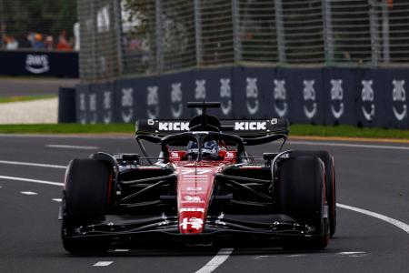 Valtteri Bottas (Alfa Romeo) - Note 4,0 - Der Finne tut sich mit seinem neuen Dienstfahrzeug noch etwas schwer. Zwar wird Bottas nicht müde zu betonen, dass er an eine Weiterentwicklung des C43 glaubt. Auf diese sind er und das Team aber auch angewiesen, wenn man die eigenen Ziele noch erreichen möchte. Auffällig ist, dass Bottas einiges von seinem Vorsprung auf Teamkollege Zhou eingebüßt hat.