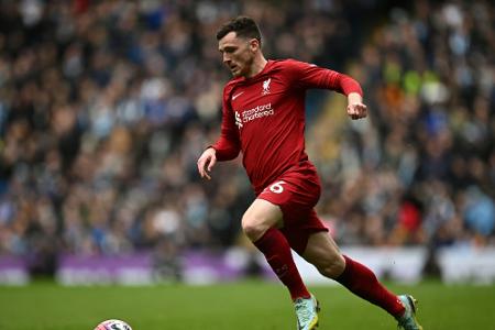 Linienrichter versetzt Liverpools Robertson Ellbogenschlag Linienrichter versetzt Liverpools Robertson Ellbogenschlag