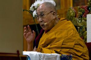 Nach Empörung im Internet: Dalai Lama bedauert Zungen-Vorfall
