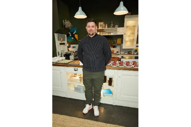 Bei Tim Mälzer nahmen Diebe gleich einen ganzen Tresor mit, als sie im November 2019 in den frühen Morgenstunden in sein Restaurant Bullerei in Hamburg einbrachen. Trotz seines Gewichts von 300 kg nah ...