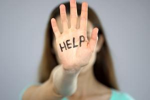 Mit diesen Handzeichen und Codes bekommen Frauen Hilfe