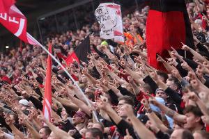 Große Euphorie: Tausende Bayer-Fans empfangen Mannschaftsbus