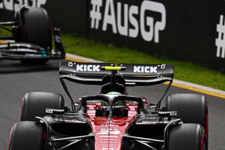 Guanyu Zhou (Alfa Romeo) - Note 3,0 - Alfa gehört zu den Teams, die im Vergleich zum Vorjahr einen Schritt zurück gemacht haben. Für Zhou gilt das aber nicht. Der Chinese ist näher an Bottas dran, bietet dem Finnen immer häufiger Paroli. Das erste größere Upgrade in Australien hat im Rennen direkt Wirkung gezeigt, als sich Zhou von Startplatz 17 bis auf Rang neun verbesserte.