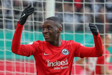 Randal Kolo Muani | 24 | Eintracht Frankfurt - 20 Tore und 14 Vorlagen in 39 Spielen für die Frankfurter: Kolo Muani ist einer der Senkrechtstarter der Saison und damit auch im Blickfeld der Bayern. Diese wollen den Franzosen vor dem Sommer noch einmal neu bewerten und könnten dann den Versuch einer Verpflichtung unternehmen, heißt es. Kolportierter Kostenpunkt: Mindestens 100 Millionen Euro!
