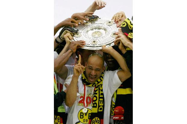 Verrückte Aufholjagd - 2002 feierten Dédé und Co. den sechsten Meistertitel der Vereinsgeschichte. Drei Spieltage vor Saisonende lag der BVB noch fünf Punkte hinter Bayer Leverkusen zurück.