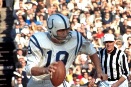 4. Johnny Unitas (1955 - Runde 9, Pick 155) - Am Ende seiner College-Karriere verletzte sich Unitas, sodass er von den Pittsburgh Steelers erst spät gezogen wurde. Nach dem Draft wurde er entlassen und schloss sich den Baltimore Colts an. Mit ihnen gewann er drei NFL-Titel und einen Super Bowl. Mit seinem ausgefeilten Passspiel revolutionierte Unitas die Position des Quarterbacks.