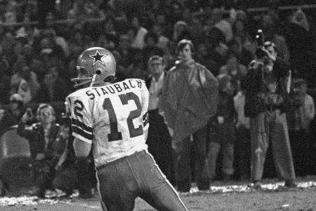 2. Roger Staubach (1964 - Runde 10, Pick 129) - Nach dem Draft wurde Staubach zum Militär eingezogen. Fünf Jahre musste er auf sein erstes NFL-Spiel für die Dallas Cowboys warten. Mit ihnen gewann er dann zweimal den Super Bowl. Zudem war Staubach der erste Spieler, der sowohl wertvollster Spieler am College als auch Super-Bowl-MVP wurde. Neben Tom Landry war er der Grund, warum die Cowboys zum 'America's Team' avancierten.