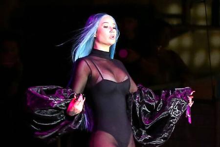 Auch die australische Rapperin Iggy Azalea spielt mit dem Feuer, veröffentlichte unzensierte Bilder unter dem Titel ‘Hotter than Hell’. Wer keine Lust auf die Abogebühr hat, könnte sich die Bilder abe ...