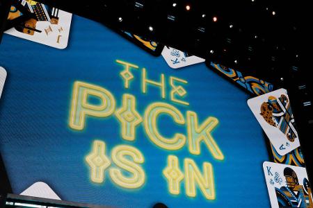 Das wurde aus den Number-1-Picks der letzten 10 Jahre - Im NFL-Draft erfüllen sich jährlich die Träume zahlreicher College-Stars. Vor allem auf den Schultern der First-Overall-Picks lastet aber auch ein enorm hoher Erwartungsdruck. Sind die Auserwählten der zurückliegenden Dekade diesen Anforderungen gerecht geworden? Hier kommt der Überblick: Das wurde aus den Number-1-Picks der letzten 10 Jahre - Im NFL-Draft erfüllen sich jährlich die Träume zahlreicher College-Stars. Vor allem auf den Schultern der First-Overall-Picks lastet aber auch ein enorm hoher Erwartungsdruck. Sind die Auserwählten der zurückliegenden Dekade diesen Anforderungen gerecht geworden? Hier kommt der Überblick:
