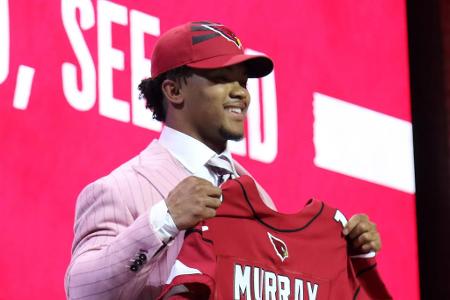2019: Kyler Murray - Die Arizona Cardinals schnappten sich mit ihrem First Pick im NFL Draft 2019 Kyler Murray. Der Quarterback wurde in seinem ersten Jahr zum Offensive Rookie of the Year ernannt. Es folgten zwei Nominierungen für den Pro Bowl. Im Januar 2022 nahm Murray erstmals mit den Cardinals an den Playoffs teil. Zum Ende der darauffolgenden Saison riss er sich das Kreuzband und fällt seitdem verletzt aus.