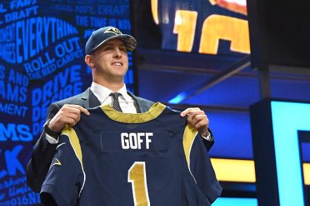 2016: Jared Goff - Im NFL Draft 2016 wählten die Los Angeles Rams Jared Goff als Nummer-1-Pick. Der Quarterback führte sein Team 2019 in den Super Bowl, der jedoch gegen die New England Patriots verloren ging. Zwei Jahre später tradeten ihn die Rams zu den Detroit Lions. Der chronisch erfolglosen Franchise hauchte Goff 2022 neues Leben ein, als er mit seiner Mannschaft nur knapp die Playoffs verpasste.