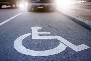 Darf man mal kurz auf einem Behindertenparkplatz halten?