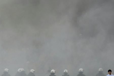 Krawalle in Griechenland: Olympiakos-Fans stürmen Platz Krawalle in Griechenland: Olympiakos-Fans stürmen Platz