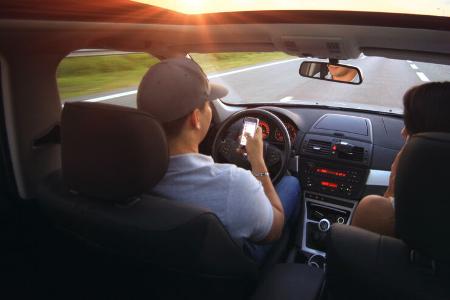 Handy Smartphone am Steuer Unfall Risiko Gefahr
