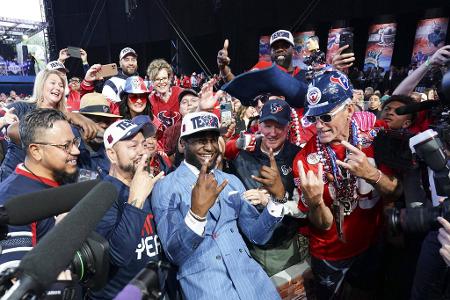 So spektakulär war die erste Runde des NFL Draft 2023 - Mit Spannung wurde die erste Runde des NFL Draft 2023 erwartet. Am 28. April war es in Kansas City schließlich soweit. Insgesamt 31 Talente fanden ihr neues Team. Für ausreichend Spektakel war selbstverständlich gesorgt: So spektakulär war die erste Runde des NFL Draft 2023 - Mit Spannung wurde die erste Runde des NFL Draft 2023 erwartet. Am 28. April war es in Kansas City schließlich soweit. Insgesamt 31 Talente fanden ihr neues Team. Für ausreichend Spektakel war selbstverständlich gesorgt: