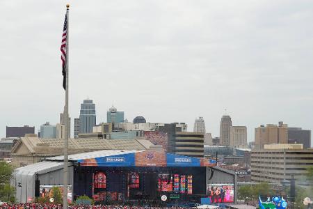 Mega-Spektakel in Kansas City - Der NFL Draft 2023 begeistert in Kansas City die Massen. Vor der großen Bühne versammeln sich schon vor dem Startschuss tausende Fans.