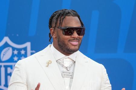 Auflauf der College-Stars - Die größten College-Stars haben sich in Schale geworfen. Offensive Tackle Paris Johnson Jr. präsentiert sich bestens gelaunt.