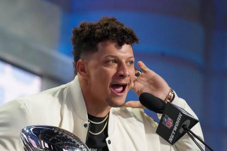 Super-Bowl-Champion am Start - Wer darf in Kansas City natürlich nicht fehlen? Richtig, die Chiefs! Patrick Mahomes kommt mit der Vince-Lombardi-Trophy auf die Bühne. Die heimischen Fans freuen sich.