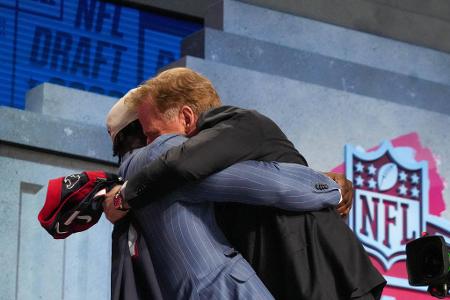 Ein NFL-Commissioner zum Anfassen - Die Houston Texans traden an dritter Stelle für Will Anderson Jr. hoch. Der Pass Rusher freut sich so sehr, dass er kurzerhand NFL-Commissioner Roger Goodell herzt.