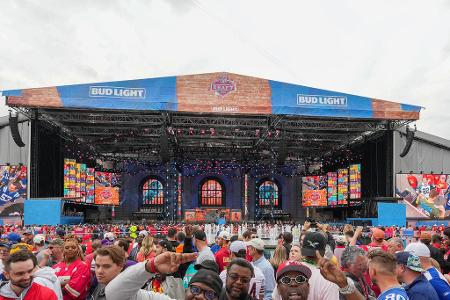 Erfolgreiche erste Runde - Insgesamt 31 College-Stars werden in der ersten Runde ausgewählt. Die NFL-Fans in Kansas City sind vom ersten bis zum letzten Pick voll dabei.