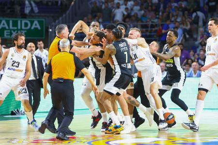 Wüste Szenen in der EuroLeague: Partie abgebrochen Wüste Szenen in der EuroLeague: Partie abgebrochen