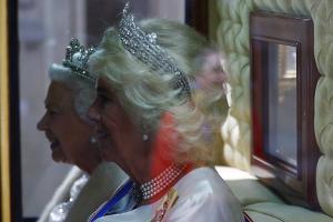 Camilla trägt das Krönungsgewand von Queen Elizabeth II.