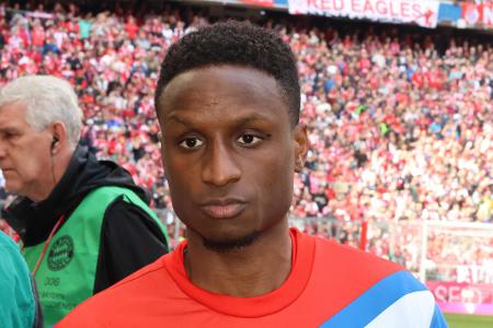 Bouna Sarr (für 8 Mio. Euro von Olympique Marseille) - Wohl der größte Transferflop des FC Bayern, seitdem Salihamidzic Sportvorstand ist. Wurde als Backup für Benjamin Pavard und Joshua Kimmich geholt, füllt diese Rolle aber nicht einmal im Ansatz aus. Wartet seit über einem Jahr auf einen Einsatz. Sein Vertrag ist noch bis 2024 datiert.