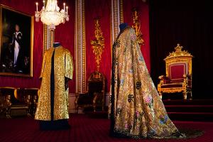König Charles III.: Historische Krönungsgewänder in London enthüllt
