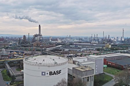 Die über 10 Quadratkilometer großen Werksanlagen der BASF in Ludwigshafen sind das größte zusammenhängende Chemieareal der Welt.