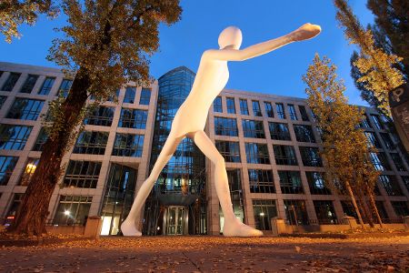 Skulptur vor der Zentrale der Rückversicherung Münchner Rück Munich Re an der Leopoldstrasse, München Schwabing, Bayern, Deutschland
