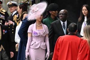 US-Sängerin Katy Perry kommt im rosa Kostüm zur Krönung