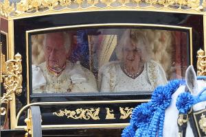 Königsprozession zur Kirche: Charles und Camilla in Weiß