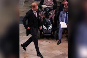 Prinz Harry läuft allein durch die Westminster Abbey