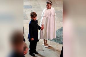 Gegensätzliche Outfits: Charlotte und Louis bezaubern bei der Krönung