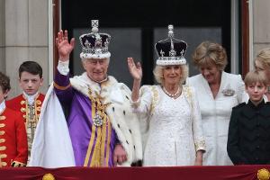 Charles und Camilla strahlen auf dem Balkon des Buckingham Palasts