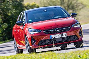 Ein Opel sticht drei VWs aus