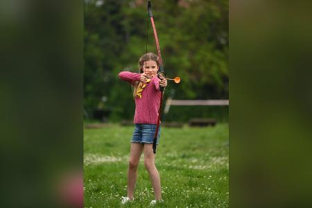 Mit Bravour: Prinzessin Charlotte übt sich im Bogenschießen Mit Bravour: Prinzessin Charlotte übt sich im Bogenschießen