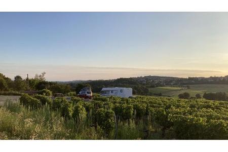 Aire de Camping-car au Domaine du Champ-Fleury in Frankreich