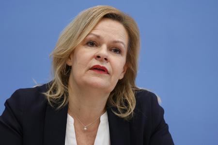 Sportminister gegen Russen-Rückkehr unter neutraler Flagge Sportminister gegen Russen-Rückkehr unter neutraler Flagge
